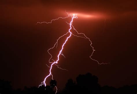 The reddest lightning i've ever seen, or photographed. : r/WeatherPorn