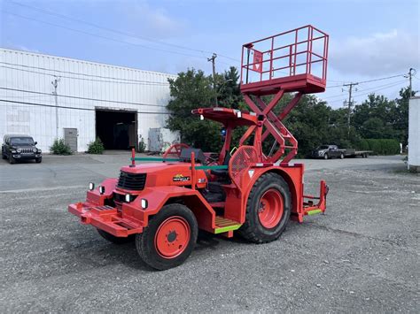 Kubota M6800 Tractor | Mining Equip | Équipements minier