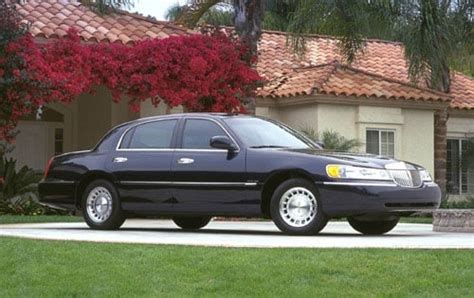 Used 2002 Lincoln Town Car Sedan Pricing & Features | Edmunds