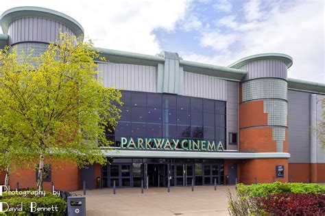 Lincolnshire Cam: Parkway Cinema and shops.