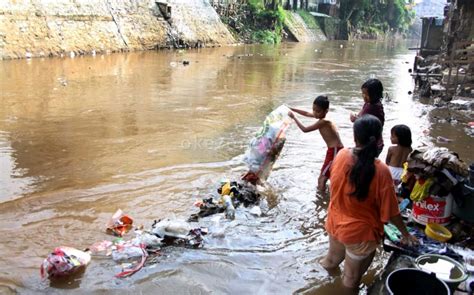 Gambar Membuang Sampah Ke Sungai Kartun Doodle Murid Membuang Sampah ...