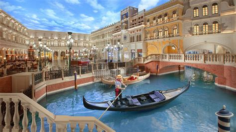 Indoor & Outdoor Gondola Rides | The Venetian® Las Vegas