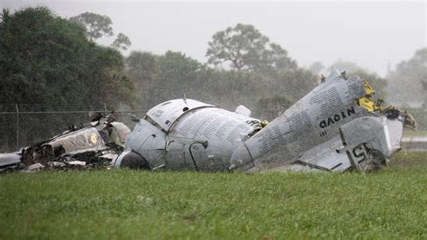 Stuart Air Show crash: One dead after plane crashes onto golf course