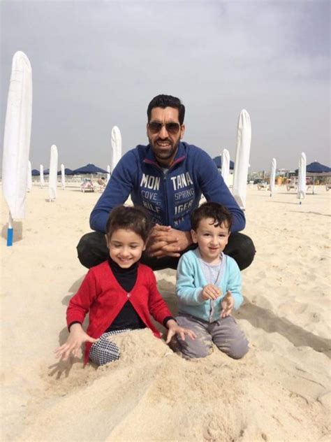 Umar Gul Adorable Pictures With His Kids | Reviewit.pk