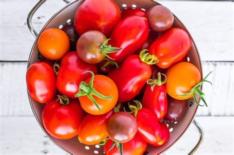 How to Blanch and Peel Tomatoes - Sustainable Cooks