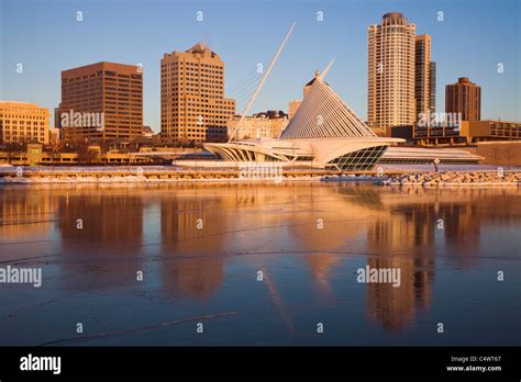 USA,Wisconsin,Milwaukee,City skyline with Art Museum Stock Photo - Alamy