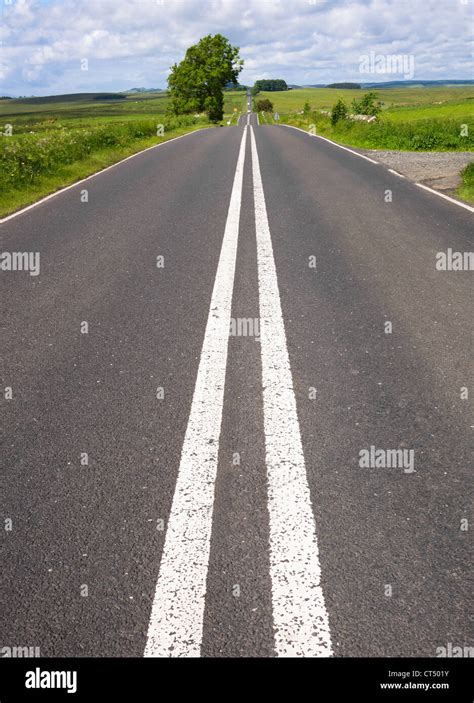 Double white lines hi-res stock photography and images - Alamy