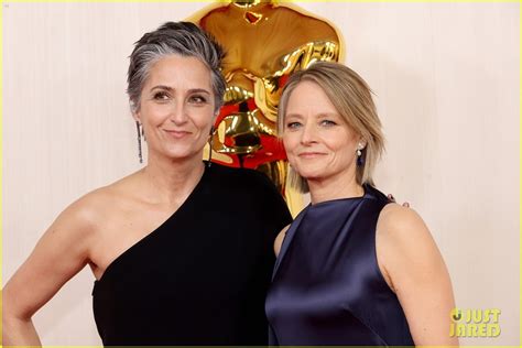 Nyad's Jodie Foster & Annette Bening Reunite for Oscars 2024: Photo 5022640 | Annette Bening ...