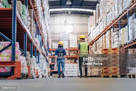 442 Manufacturing Shop Floor Workers Stock Photos, High-Res Pictures ...