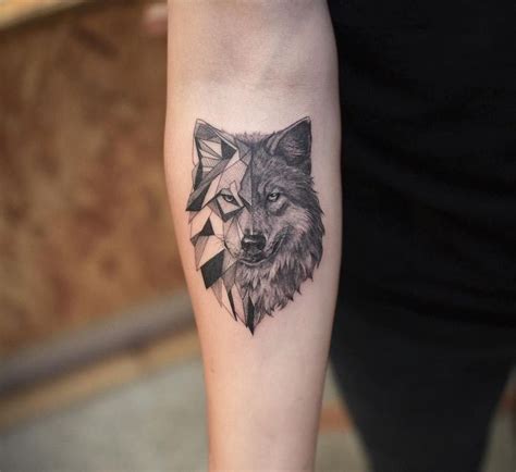 Pin by 𝐷𝑎𝑛𝑦 𝐶𝑎𝑟𝑑𝑒𝑙𝑙𝑖 on Tatuagem Feminina | Wolf tattoos, Wolf tattoos for women, Geometric wolf ...