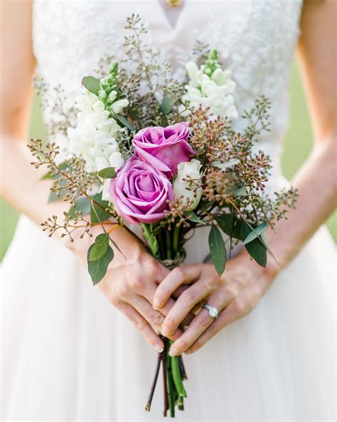 22 Petite Wedding Bouquets That Make a Big Statement | Small wedding ...