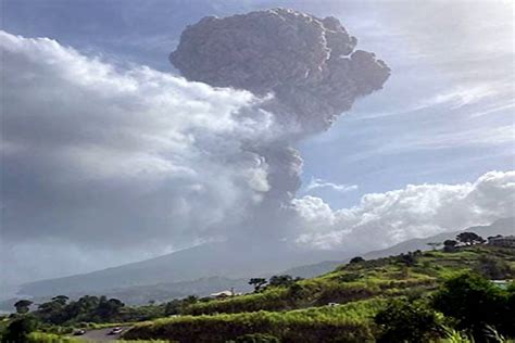 La Soufrière volcano erupts violently on St Vincent - Ash plume reaches 20,000ft - Strange Sounds