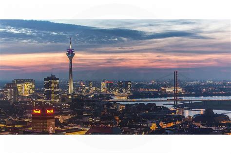 Düsseldorf Skyline bei Nacht| Fotokunst Panorama aus Düsseldorf