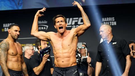 Jake Gyllenhaal shows off ripped physique during weigh-in appearance at ...