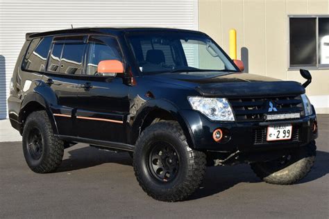 Lifted Mitsubishi Pajero on 33" Offroad Wheels from Japan