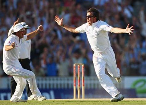 Andrew Strauss holds aloft the Ashes to spark wild celebrations | ESPNcricinfo.com