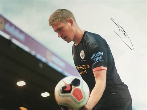 Framed Kevin De Bruyne Signed Photograph - CharityStars