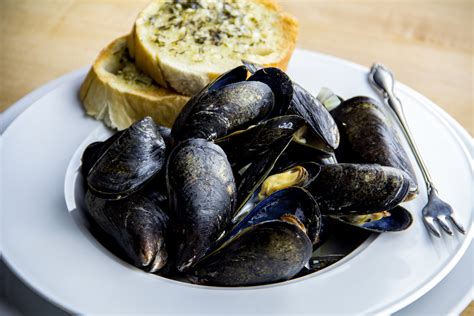 How to Cook Mussels: Easy Steamed Mussels Recipe With Garlic and Butter ...