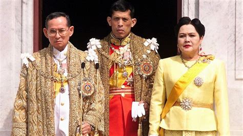 Thailand's King Vajiralongkorn crowned - BBC News