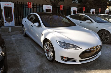 2015 Tesla Model S P85D vs 2015 BMW i8 - Autos.ca