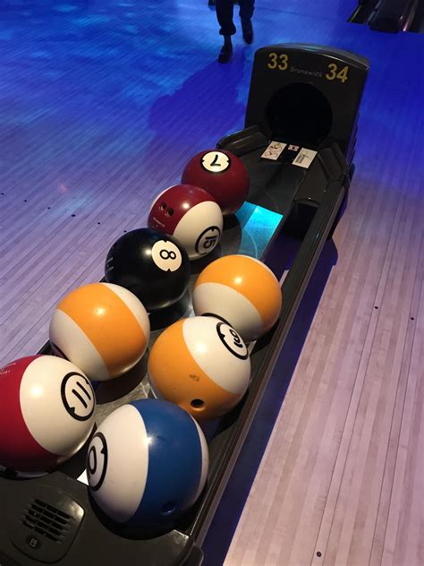 These bowling balls look like pool balls : r/mildlyinteresting