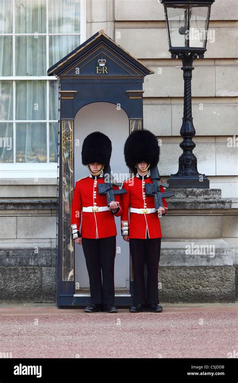 Scots Guards of Two Royal Queen's Guards outside Buckingham Palace ...