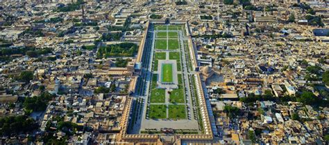 Naqsh-e Jahan Square: A Glimpse into Isfahan's Rich Heritag