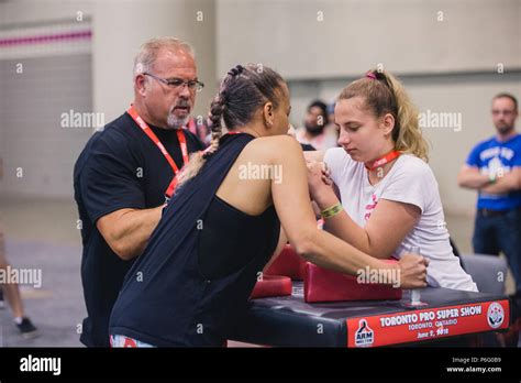 Women arm wrestling hi-res stock photography and images - Alamy