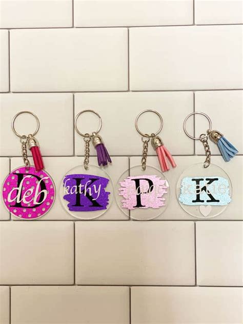 DIY Vinyl Keychains With The Cricut