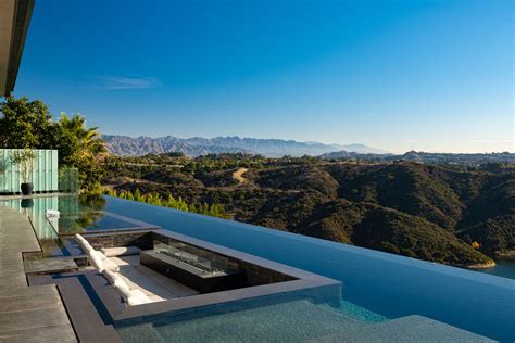 7 Luxurious Homes for Sale With Breathtaking Infinity Pools ...