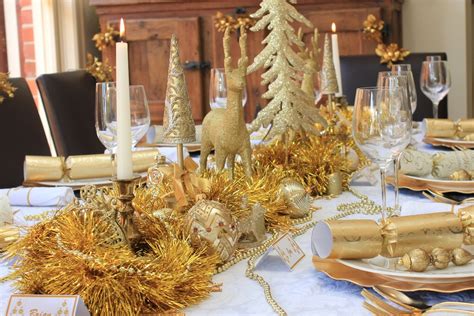 Christmas Table traditional Gold and White Design — Chic Party Ideas