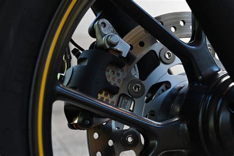 How To Check & Replace Disc Brake Pads Of A Motorcycle | Total Guide