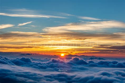 雲海から昇る朝日と朝焼け 神々しい日の出の瞬間がシャッターチャンス