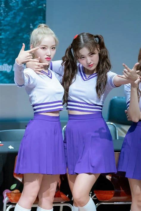 the legendary pose will never stop. - LOONAmemes | Kpop girls, Girl ...