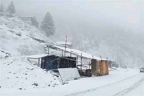 Snowfall hits Babusar Pass, Naran - Pakistan - Dunya News