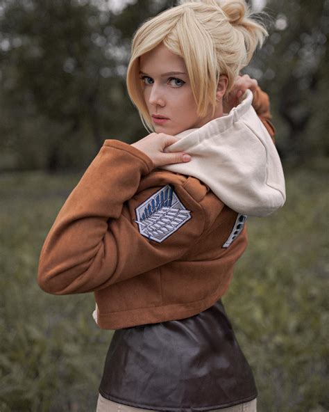 Modelo Evenink fez um ousado cosplay de Annie de Attack on Titan ...