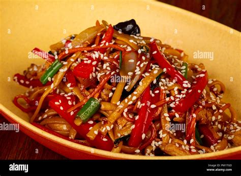 Wok noodle with chicken and vegetables Stock Photo - Alamy