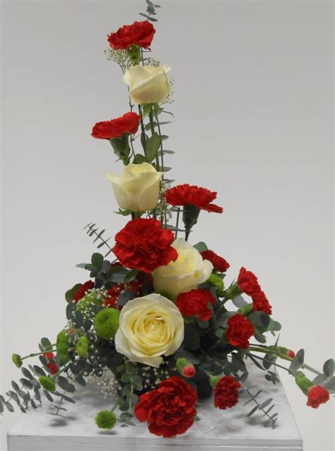 front facing symmetrical flower arrangement | Fresh flowers arrangements, Modern flower ...