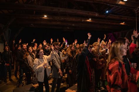 Audience participating during Anna Gimbrere's Bef Quiz - Mediamatic