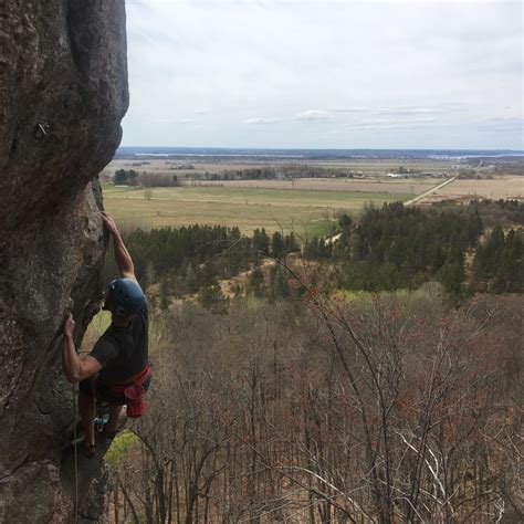 3 crags you should know when planning to go climb outside in the Outaouais region – Travel Media