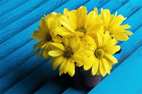 Premium Photo | Bouquet of yellow daisies