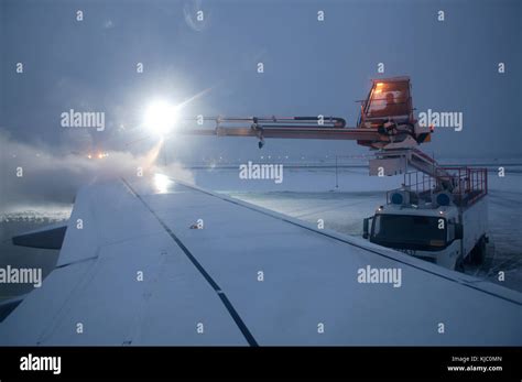 Deicing of Airplane Stock Photo - Alamy