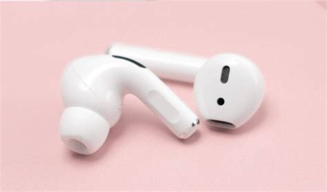 Why Do Your Airpods and Airpods Pro Keep Flashing White? - DBLDKR