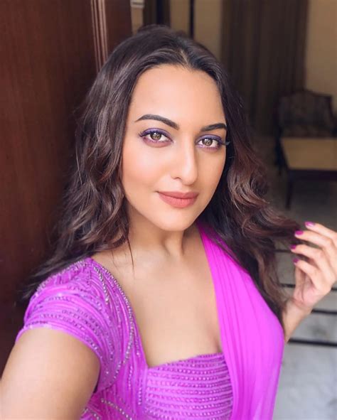 Sonakshi Sinha Birthday Special: THESE photos of the actress prove that she is a queen of selfies