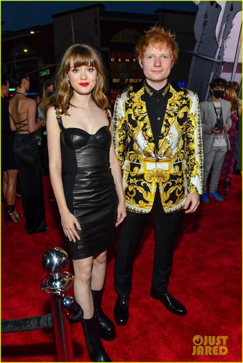 Full Sized Photo of ed sheeran maisie peters attend vmas red carpet 01 ...