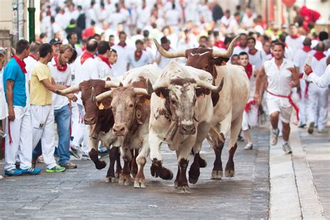 Trải nghiệm các lễ hội truyền thống của Tây Ban Nha như La Tomatina, San Fermin, và Feria de ...