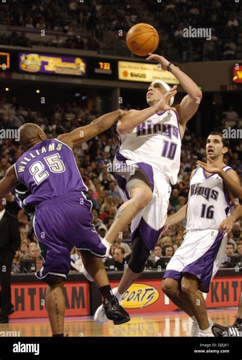 Nov 21, 2004; Sacramento, CA, USA; Sacramento Kings MIKE BIBBY hooks ...