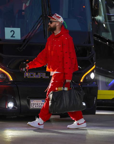 Photo: Travis Kelce's Outfit For Vegas Arrival Is Going Viral - The Spun