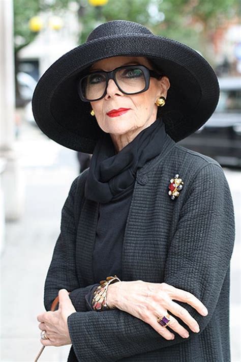 Old woman with Stylish Hat Mature Fashion, Fashion Over 50, Fashion ...