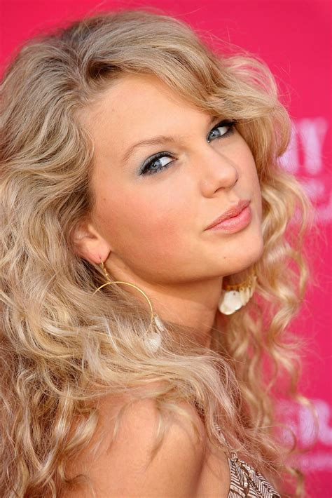 20 Photos of Taylor Swift That Look Nothing Like Taylor Swift, From Renfaire Gowns to ...